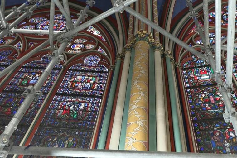 Image tirée d'une vidéo de l'AFP, le 11 avril 2024, montrant les vitraux et les piliers peints de Notre-Dame de Paris, pendant les travaux de restauration, cinq ans après l'incendie qui l'a dévastée ( AFP / Mathilde BELLENGER )
