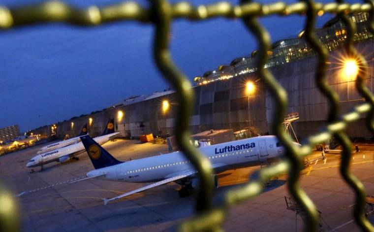 Des avions de la compagnie aérienne allemande Lufthansa sont garés à l'aéroport de Francfort