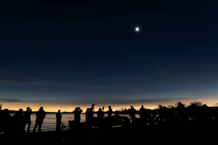 Le ciel assombri par l'éclipse, à Magog, au Canada, le 8 avril 2024 ( AFP / Stan Honda )
