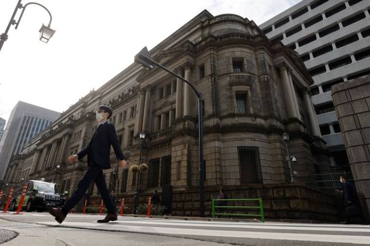 Photo d'un homme qui marche devant le siège de la Banque du Japon à Tokyo