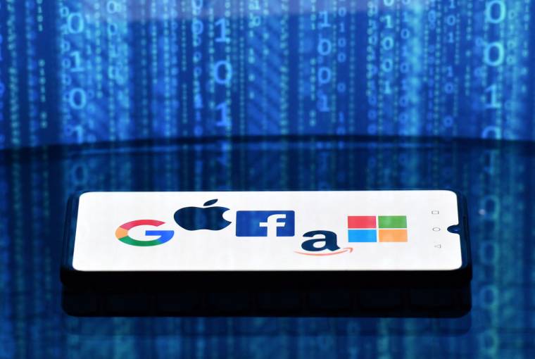 Paris avait adopté en juillet 2019 une taxe nationale dite "Gafa" (Google, Apple, Facebook, Amazon) de 3% sur le chiffre d'affaires réalisé en France par les géants du numérique dépassant 750 millions d'euros d'activité mondiale. ( AFP / JUSTIN TALLIS )