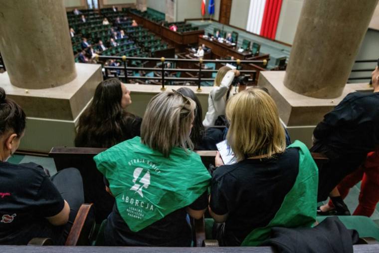 Des militantes en faveur de l'avortement assistent au débat au Parlement sur l'accès à l'avortement, le 11 avril 2024 à Varsovie, en Pologne ( AFP / Wojtek Radwanski )