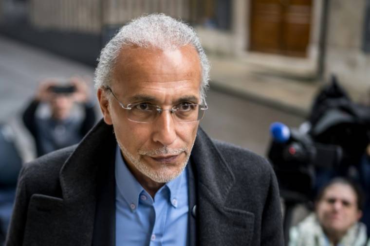 L'islamologue suisse Tariq Ramadan arrive au tribunal de Genève (Suisse), le 27 mai 2024 ( AFP / Fabrice COFFRINI )