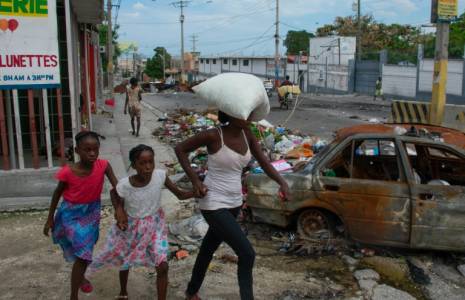Des habitants fuient leur quartier après que des gangs ont terrorisé des zones de Port-au-Prince, le 2 mai 2024 ( AFP / Clarens SIFFROY )