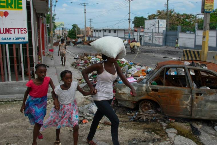 Des habitants fuient leur quartier après que des gangs ont terrorisé des zones de Port-au-Prince, le 2 mai 2024 ( AFP / Clarens SIFFROY )