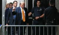 L'ancien président américain Donald Trump, le poing levé, se dirige vers la salle d'audience du tribunal de Manhattan, le 29 mai 2024 à New York ( POOL / Curtins MEANS )