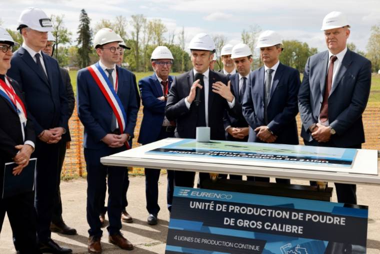 Emmanuel Macron lors de la pose de la première pierre de l'usine de production de poudre propulsive pour obus d'Eurenco, à Bergerac, le 11 avril 2024. ( POOL / Ludovic MARIN )