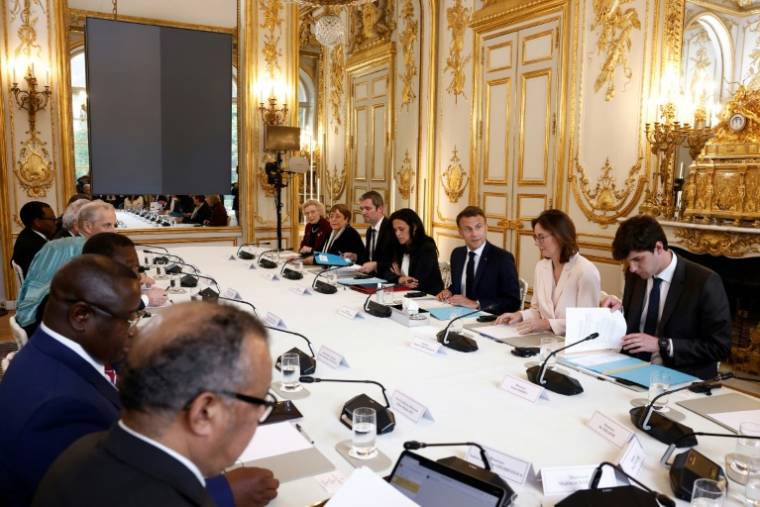 Le président Emmanuel Macron (C)  lors d'un "Sommet sur la cuisine propre en Afrique" à l'Elysée, le 14 mai 2024 à Paris ( POOL / Yoan VALAT )