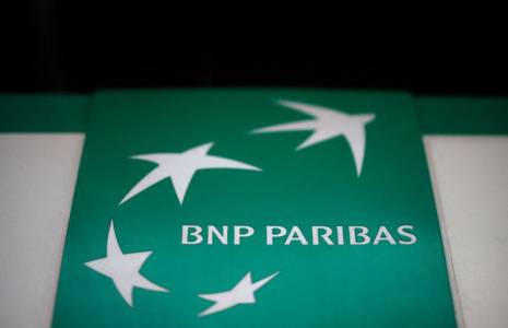 Le logo de BNP Paribas à l'extérieur d'un immeuble à Paris