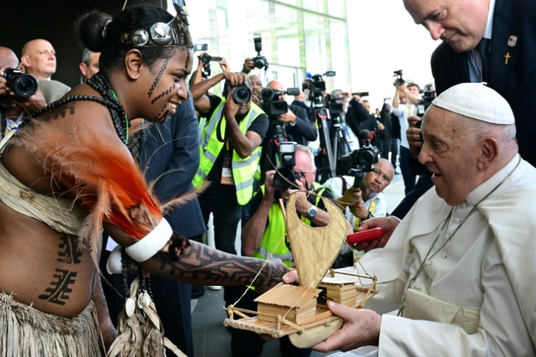 Le pape François reçoit un cadeau lors de sa visite à Port Moresby, en Papouasie-Nouvelle-Guinée, le 7 septembre 2024 ( AFP / Tiziana FABI )