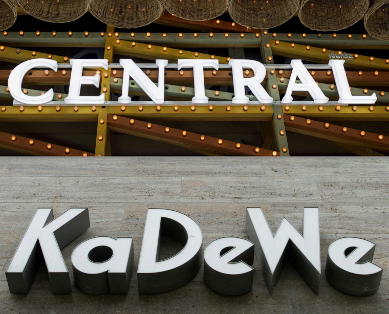 Les enseignes de Central et de KaDeWe ( AFP / JACK TAYLOR )