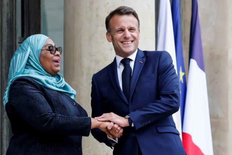 Le président Emmanuel Macron (d) accueille la présidente tanzanienne Samia Suluhu Hassan pour un "Sommet sur la cuisine propre en Afrique" à l'Elysée, le 14 mai 2024 à Paris ( AFP / Ludovic MARIN )