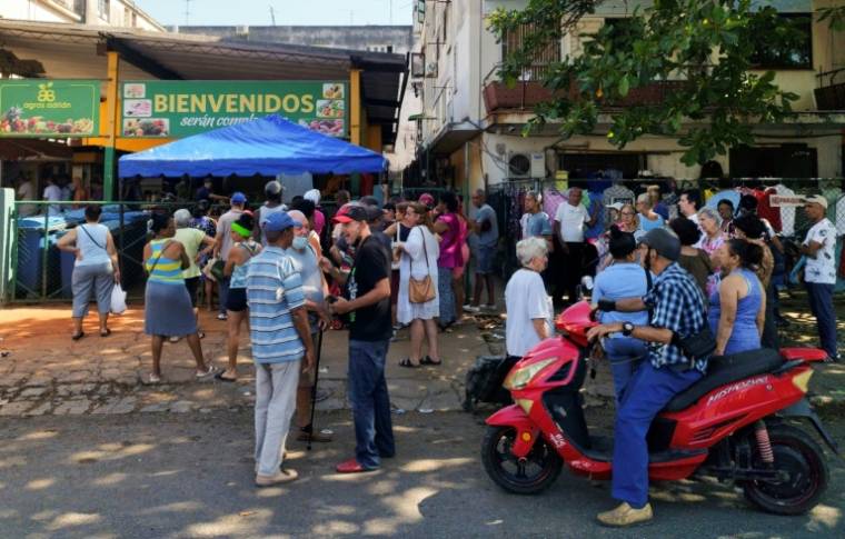 Des Cubains font la queue pour acheter de la nourriture, le 27 mars 2024 à Cuba ( AFP / YAMIL LAGE )