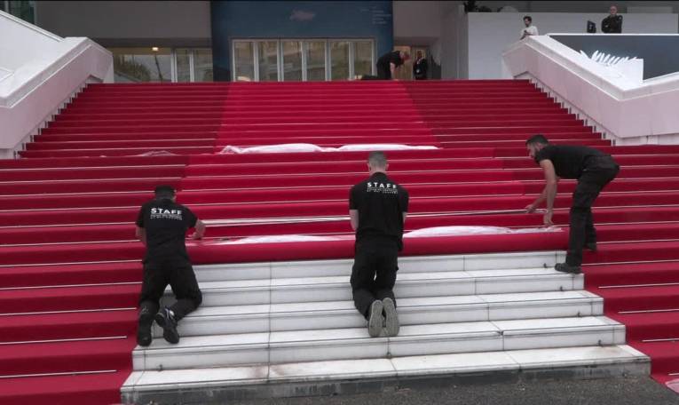Cannes: le tapis rouge prêt à accueillir Meryl Streep pour la soirée d'ouverture