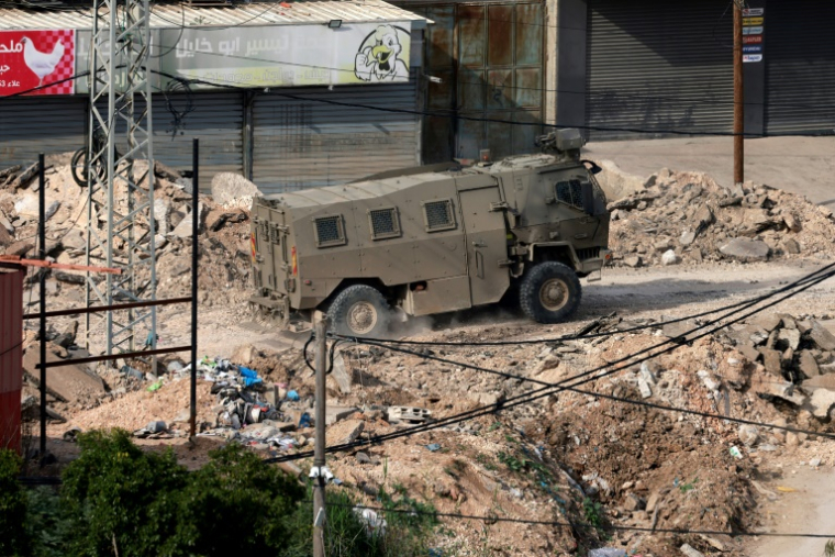 Un véhicule de l'armée israélienne lors d'un raid dans le camp  de réfugiés palestiniens d'Al-Fara, au sud de Jénine en Cisjordanie occupée, le 2 février 2025 ( AFP / Jaafar ASHTIYEH )