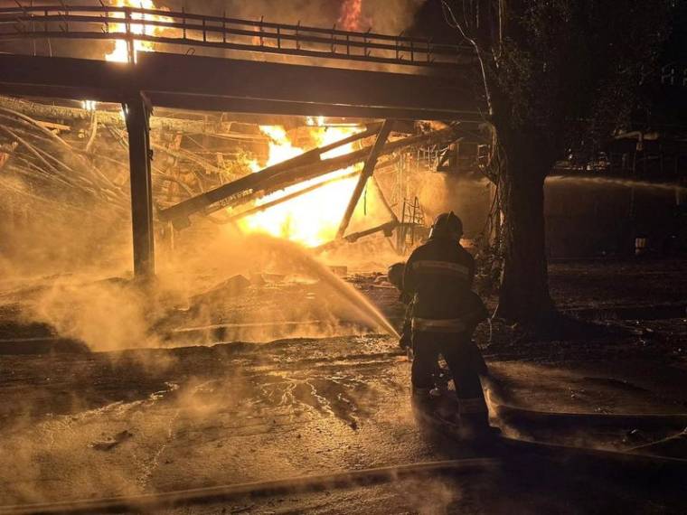 Des pompiers interviennent dans une raffinerie de pétrole touchée par les attaques de drones russes à Kremenchouk, dans la région de Poltava
