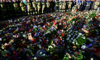 Des pompiers se tiennent devant un mémorial improvisé près du site de l'attaque meurtrière contre un marché de Noël à Magdebourg, en Allemagne, le 22 décembre 2024 ( AFP / John MACDOUGALL )