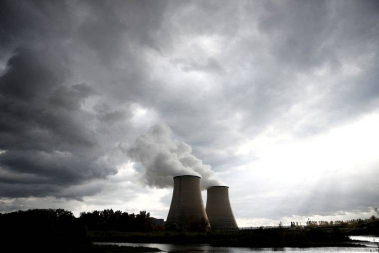 La vapeur s'élèvent des tours de refroidissement de la centrale nucléaire d'EDF à Belleville-sur-Loire