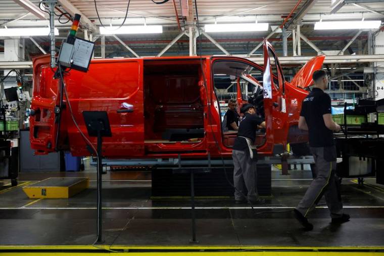 Photo d'archives: Des employés travaillent à l'usine automobile de Renault à Sandouville