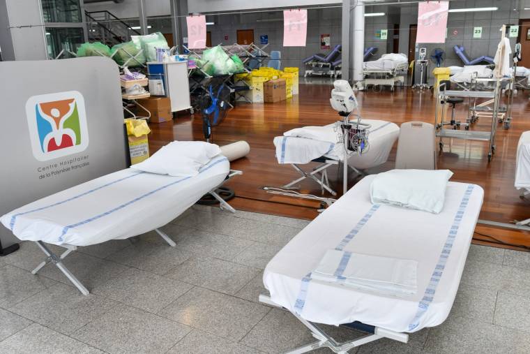 In de hal van een Polynesisch ziekenhuis zijn op 20 augustus 2021 extra bedden geplaatst om de toestroom van met het Covid-virus besmette patiënten op te vangen.  (AFP/Mike Lieral)