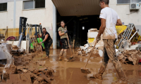 Des habitants essaient de déblayer une rue couverte de boue, à Paiporta, près de Valence, dans l'est de l'Espagne, le 31 octobre 2024 ( AFP / Manaure Quintero )