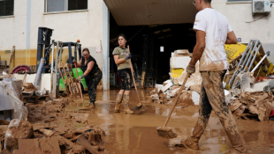 Des habitants essaient de déblayer une rue couverte de boue, à Paiporta, près de Valence, dans l'est de l'Espagne, le 31 octobre 2024 ( AFP / Manaure Quintero )