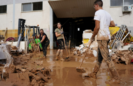 Des habitants essaient de déblayer une rue couverte de boue, à Paiporta, près de Valence, dans l'est de l'Espagne, le 31 octobre 2024 ( AFP / Manaure Quintero )