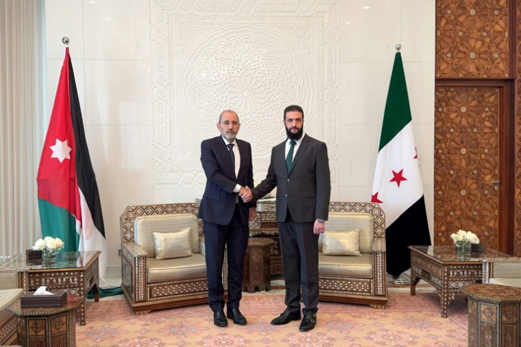 Photo diffusée par le ministère jordanien des Affaires étrangères montrant le chef de la diplomatie jordanienne Ayman Safadi (g) reçu par le nouveau dirigeant syrien Ahmad al-Chareh, le 23 décembre 2024 à Damas ( Ministère jordanien des Affaires étrangères / - )