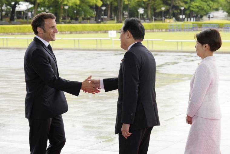 Le président français Emmanuel Macron est accueilli par le Premier ministre japonais Fumio Kishida et son épouse Yuko Kishida