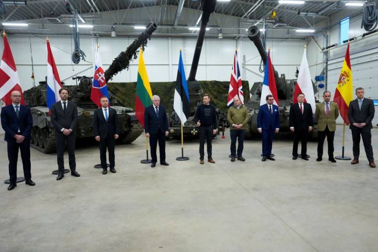 Le secrétaire britannique à la Défense Ben Wallace, et d'autres représentants de l'OTAN posent pour une photo à la base militaire de Tapa, en Estonie