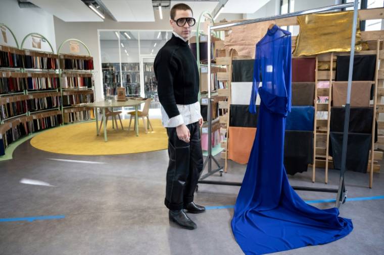 Le créateur espagnol Arturo Obegero dans le showroom de Nona Source où sont revendus des tissus non utilisés par les grandes maisons de luxe du groupe LVMH, le 14 mars 2024 à Paris ( AFP / BERTRAND GUAY )