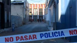 La police bloque l'accès d'une rue à Murcie, en Espagne, le 2 octobre 2023, après un incendie ayant fait au moins treize morts dans une discothèque ( AFP / JOSE JORDAN )