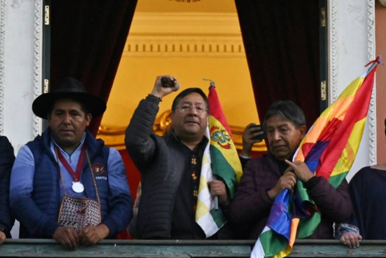 Le président bolivien Luis Arce (C) s'exprime au balcon de son palais à La Paz, le 26 juin 2024 ( AFP / AIZAR RALDES )