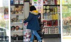 Une cliente dans un magasin vendant des cigarettes et du tabac, le 19 avril 2024 à Les, en Espagne ( AFP / Matthieu RONDEL )