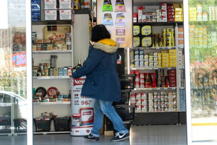 Une cliente dans un magasin vendant des cigarettes et du tabac, le 19 avril 2024 à Les, en Espagne ( AFP / Matthieu RONDEL )