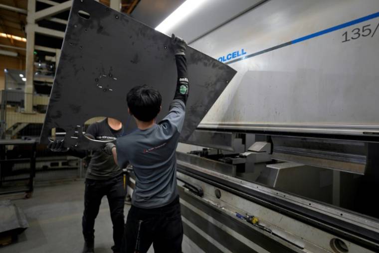 Deux employés à l'oeuvre dans l'usine Aztek Technologies à Santa Catarina, près de Monterrey dans le nord du Mexique le 30 avril 2024. Le Mexique se présente comme le grand gagnant des rivalités commerciales entre les Etats-Unis et la Chine, avec des investissements étrangers records en 2023. ( AFP / ALFREDO ESTRELLA )