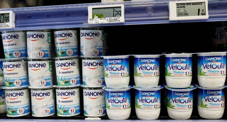 Photo d'archives: Des produits laitiers du groupe alimentaire français Danone dans un supermarché de Nice