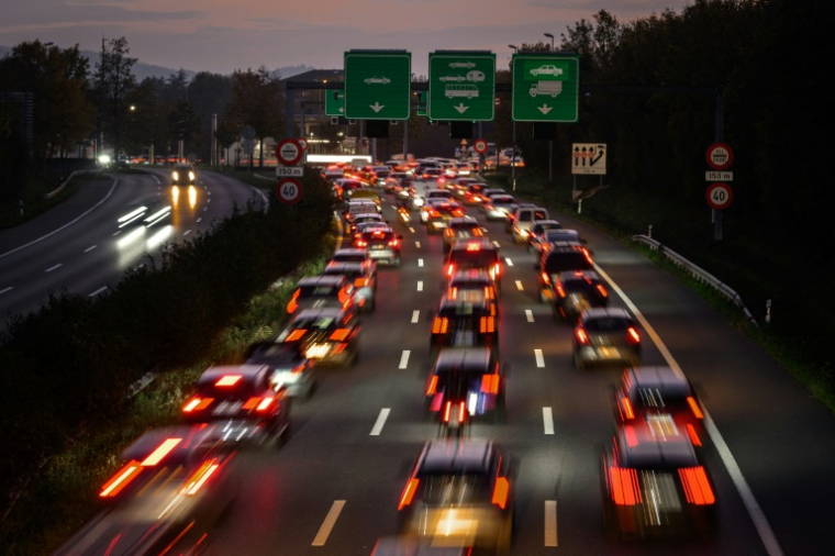 Les ventes de voitures neuves sont restées à un niveau très faible en France en 2024, avec 1.718.416 véhicules particuliers immatriculés ( AFP / FABRICE COFFRINI )