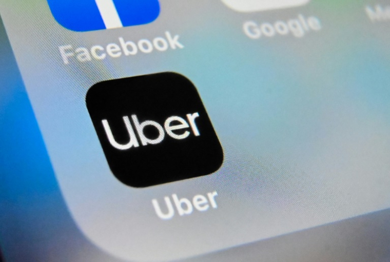 Avec l'option "Uber by Women", Uber espère à la fois "féminiser la profession", masculine en très forte majorité, tout en "assur(ant) plus de sécurité" à ses clientes ( AFP / DENIS CHARLET )