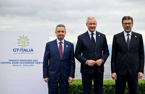 Le gouverneneur de la Banque d'Italien, Fabio Panetta (à gauche), le ministre italien des Finances Giancarlo Giorgetti (à droite) accueillent le ministre français de l'Economie Bruno Le Maire (au centre) au  G7 Finances à Stresa dans le nord de l'Italie. Photo prise le 24 mai 2024 ( AFP / GABRIEL BOUYS )