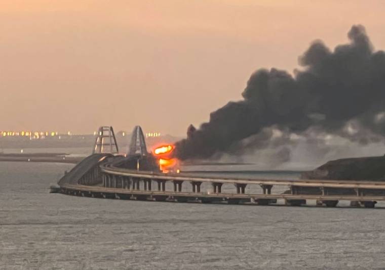 Un incendie sur le pont de Kerch reliant la Crimée à la Russie