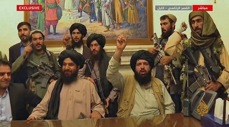 Des talibans dans le palais présidentiel à Kaboul, en Afghanistan, le 16 août 2021. ( AL JAZEERA / - )