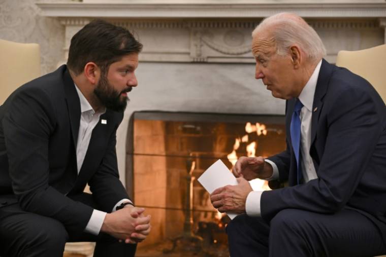 Le président américain Joe Biden et son homologue chilien Gabriel Boric dans le bureau Ovale de la Maison Blanche, le 2 novembre 2023 à Washington ( AFP / ANDREW CABALLERO-REYNOLDS )
