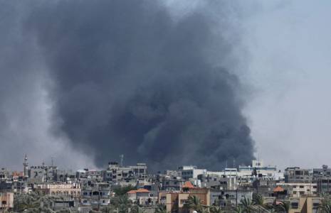 De la fumée s'élève lors d'une frappe aérienne israélienne, à Rafah