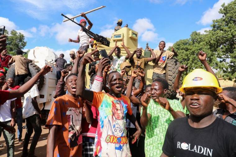 Des partisans du nouveau leader autoproclamé du Burkina Faso, Ibrahim Traoré, manifestent à Ouagadougou.