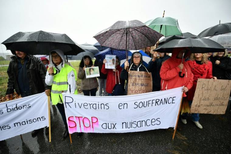 Demonstrators protest against the odors emitted by the TotalEnergies methanization plant, October 26, 2023, in Mourenx, in the Pyrénées-Atlantiques (AFP / GAIZKA IROZ)