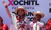 Xochitl Galvez, candidate de l'opposition à la présidentielle, salue ses partisans lors d'un meeting à Atlacomulco, le 24 mai 2024 au Mexique ( AFP / Yuri CORTEZ )