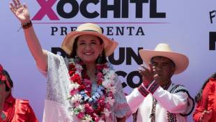 Xochitl Galvez, candidate de l'opposition à la présidentielle, salue ses partisans lors d'un meeting à Atlacomulco, le 24 mai 2024 au Mexique ( AFP / Yuri CORTEZ )