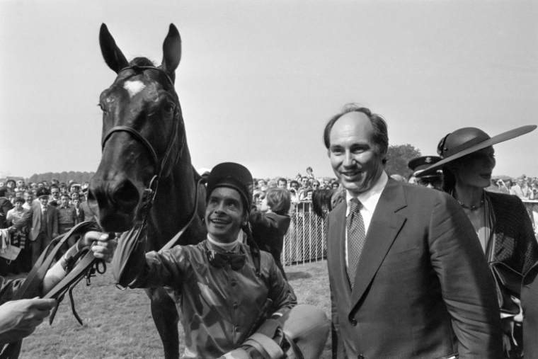 Le prince Karim Aga Khan IV (droite) aux côtés du jockey français Yves Saint-Martin, sur l'hippodrome de Chantilly le 3 juin 1979  ( AFP / Pierre GUILLAUD )