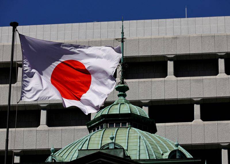 Le drapeau national japonais flotte sur le bâtiment de la Banque du Japon à Tokyo